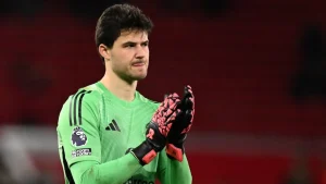 Di Balik Bayang-Bayang Old Trafford: Mengapa Manchester United Masih Membutuhkan Kiper Berpengalaman Pengganti Senne Lammens?