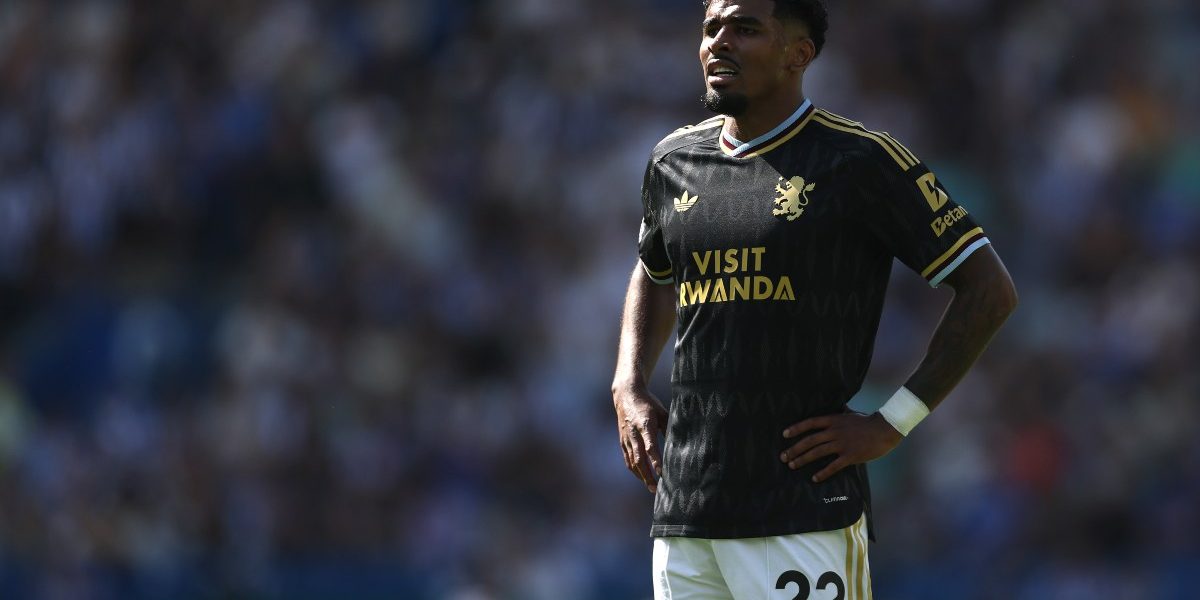 transfer bek kiri Manchester United