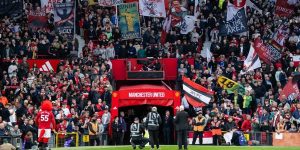 stretford-end-tanpa-bendera-derby